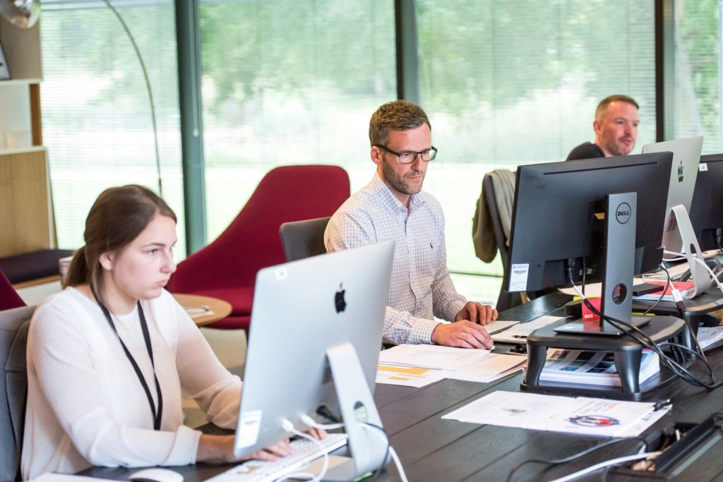 Menschen an Computern im Büro

